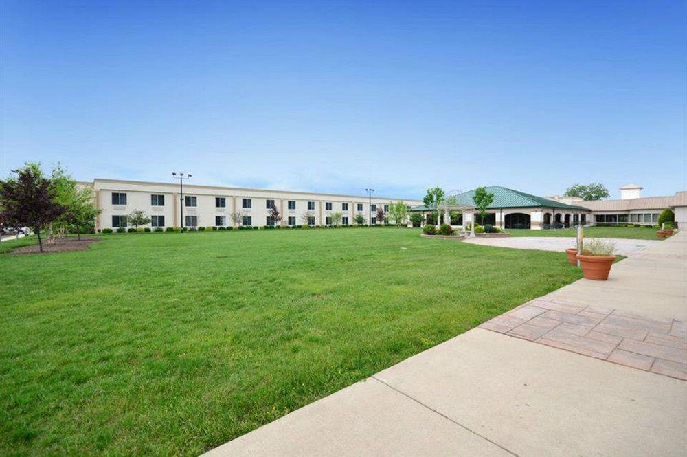Clarion - Oak Brook Near I-88, I-290, I-294 3*